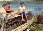 Preparación del bote para la recolección de pelillo. Áncud. 1985. Donada por la familia Millacura Yuduman.