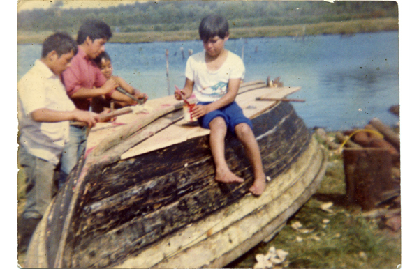 Preparación del bote para la recolección de pelillo. Áncud. 1985. Donada por la familia Millacura Yuduman.