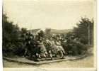 Mujeres en la plaza de armas de Ancud. Fecha estimada 1920. Donada por José Caro Bahamonde.