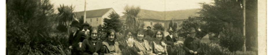 Mujeres en la plaza de armas de Ancud. Fecha estimada 1920. Donada por José Caro Bahamonde.