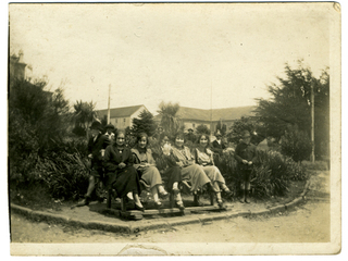Mujeres en la plaza de armas de Ancud. Fecha estimada 1920. Donada por José Caro Bahamonde.