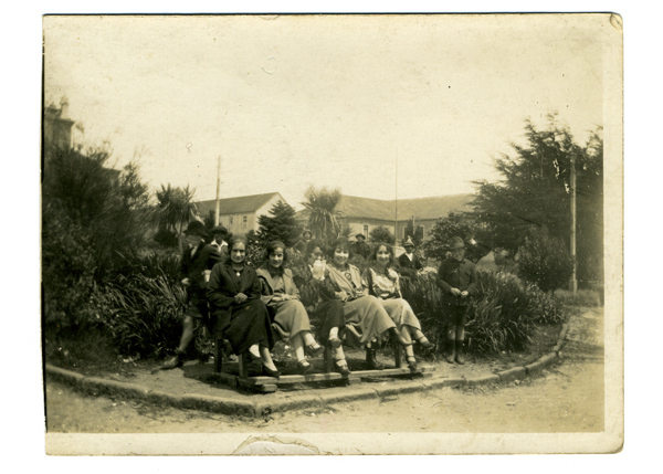 Mujeres en la plaza de armas de Ancud. Fecha estimada 1920. Donada por José Caro Bahamonde.