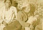 Ilda Cofré Troncoso con su hija recién nacida en brazos. Junto a ellas se encuentra la partera que asistió el nacimiento. Año 1940. Donada por Gladys Ríos Cofré.