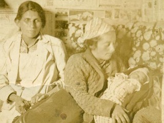 Ilda Cofré Troncoso con su hija recién nacida en brazos. Junto a ellas se encuentra la partera que asistió el nacimiento. Año 1940. Donada por Gladys Ríos Cofré.