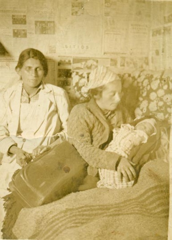 Ilda Cofré Troncoso con su hija recién nacida en brazos. Junto a ellas se encuentra la partera que asistió el nacimiento. Año 1940. Donada por Gladys Ríos Cofré.