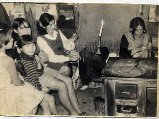 Mujeres de la familia Emhart Cofré. Población Pantanosa, Frutillar. Donada por Olga Emhart Cofré.