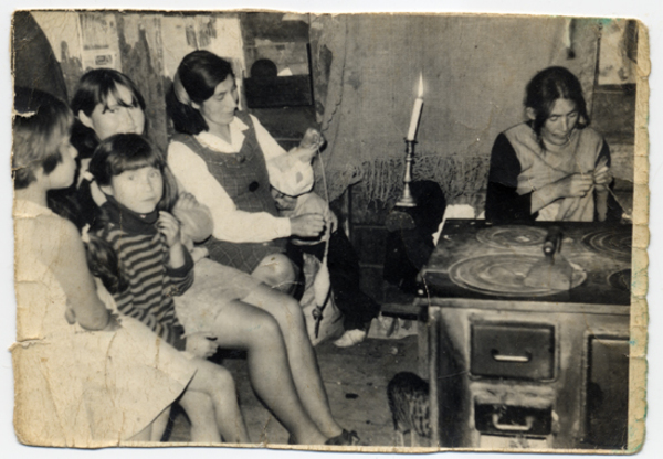 Mujeres de la familia Emhart Cofré. Población Pantanosa, Frutillar. Donada por Olga Emhart Cofré.