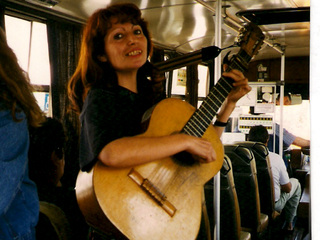 María Soledad Díaz Calderón presenta su música a los pasajeros de las antiguas "micros amarillas" de Santiago. Década de 1990. Donada por María Soledad Díaz Calderón. María Soledad Díaz Calderón presenta su música a los pasajeros de las antiguas "micros amarillas" de Santiago. Década de 1990. Donada por María Soledad Díaz Calderón.
