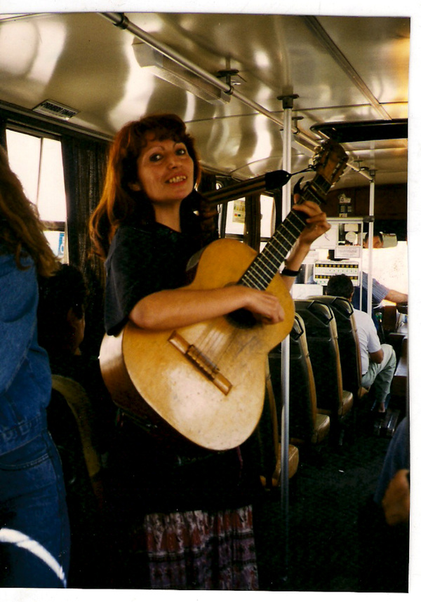 María Soledad Díaz Calderón presenta su música a los pasajeros de las antiguas "micros amarillas" de Santiago. Década de 1990. Donada por María Soledad Díaz Calderón.