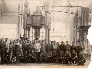 Trabajadores en el taller de herrería