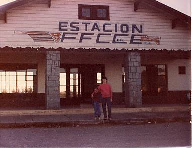 Madre e hijo en la estación de ferrocarriles