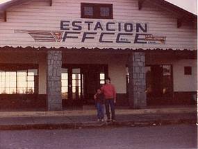 Madre e hijo en la estación de ferrocarriles Madre e hijo en la estación de ferrocarriles