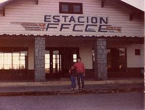 Madre e hijo en la estación de ferrocarriles