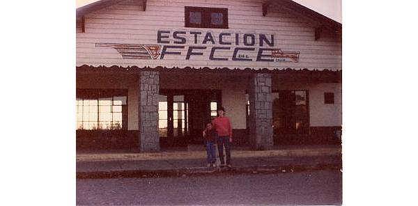 Madre e hijo en la estación de ferrocarriles