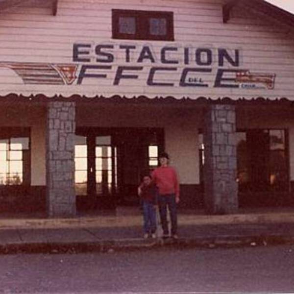 Madre e hijo en la estación de ferrocarriles