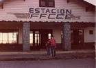 Madre e hijo en la estación de ferrocarriles