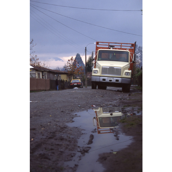 Transporte maderero en la población Lolquellén