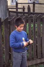 Niño juega con un trompo