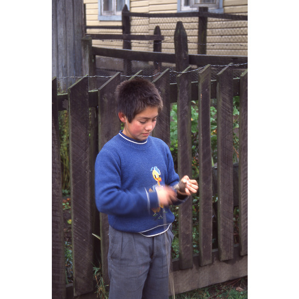 Niño juega con un trompo