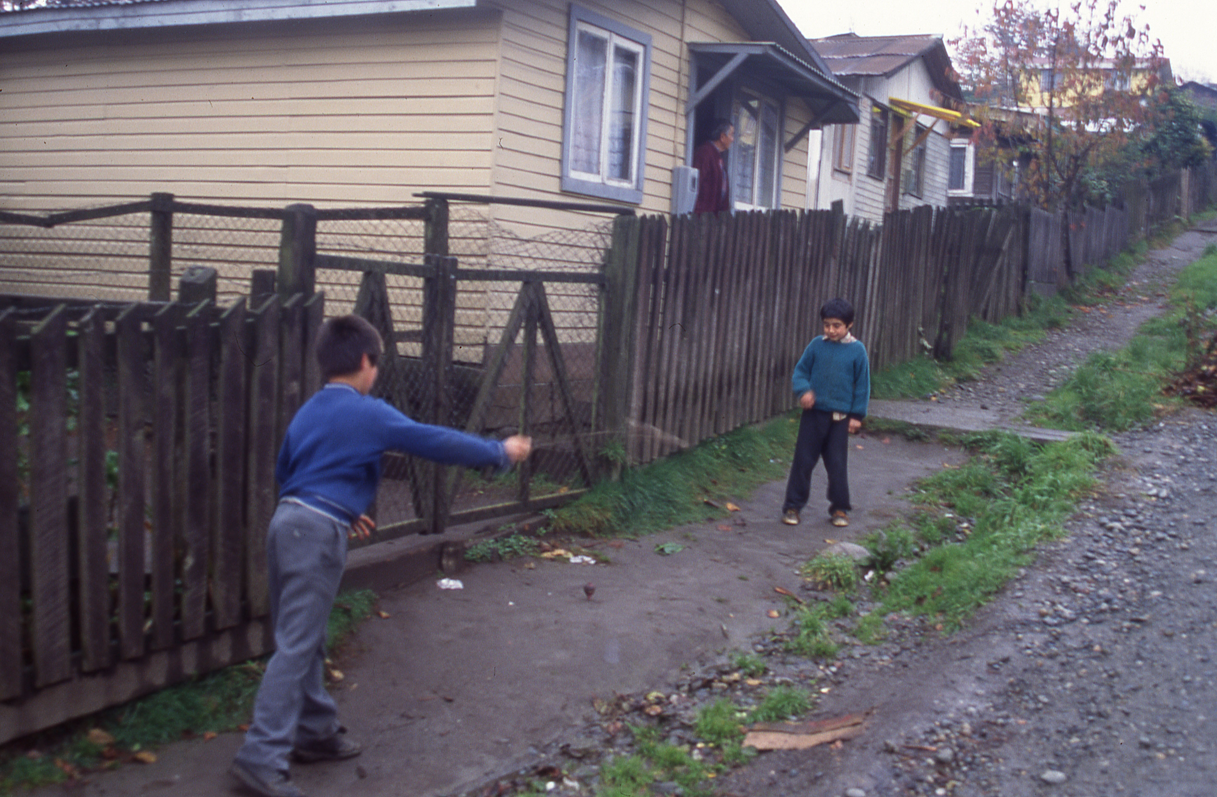 Niños juegan al trompo