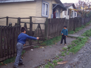 Niños juegan al trompo