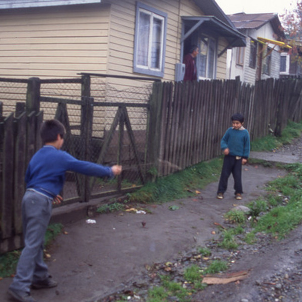 Niños juegan al trompo