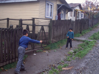 Niños juegan al trompo