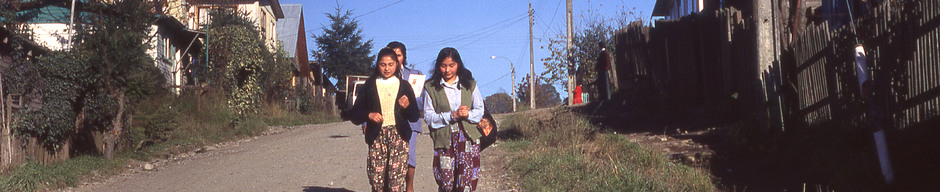 Niñas caminan por la población Lolquellén