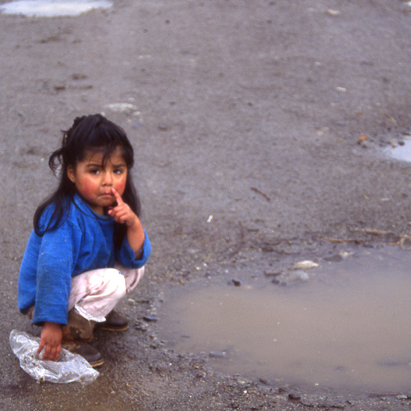 Niña juega en un charco de agua