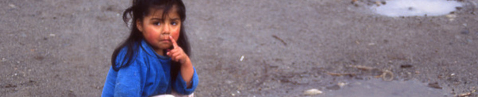 Niña juega en un charco de agua