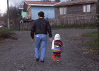 Padre e hijo caminan por la población Lolquellén
