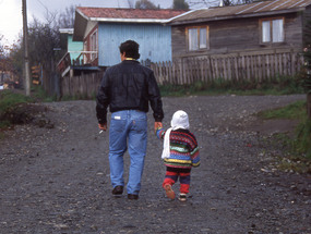 Padre e hijo caminan por la población Lolquellén