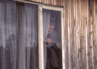 Vecino de Lolquellén mirando por la ventana