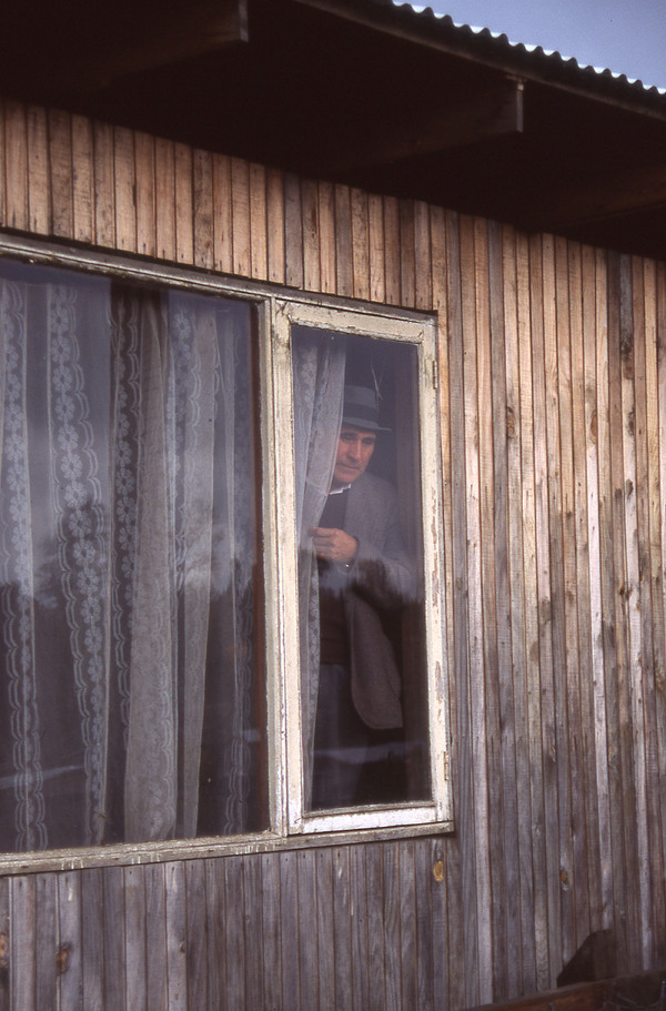 Vecino de Lolquellén mirando por la ventana