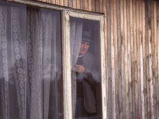 Vecino de Lolquellén mirando por la ventana