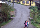 Niñas caminan por la población Lolquellén