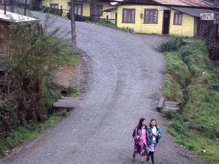 Niñas caminan por la población Lolquellén