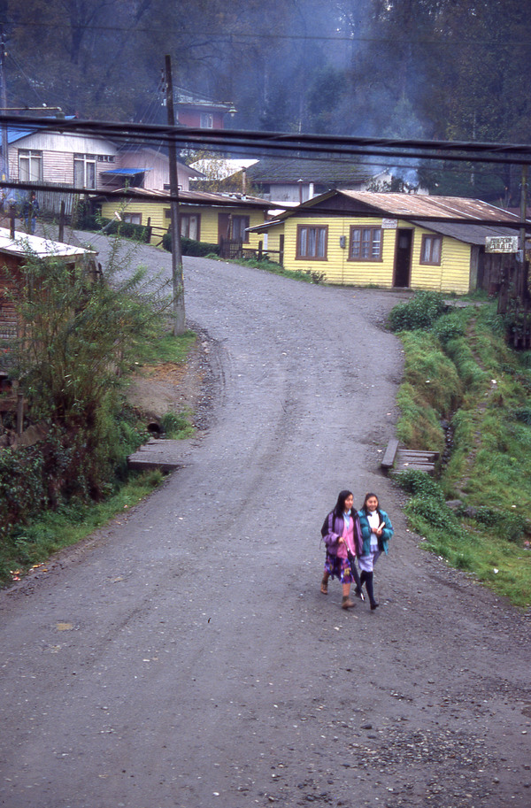 Niñas caminan por la población Lolquellén
