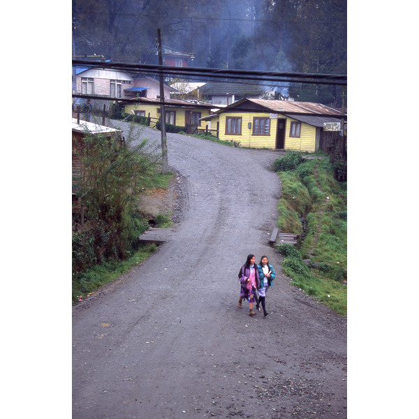 Niñas caminan por la población Lolquellén