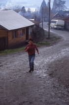 Niño corriendo por la población Lolquellén