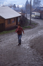 Niño corriendo por la población Lolquellén