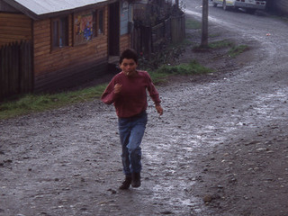 Niño corriendo por la población Lolquellén