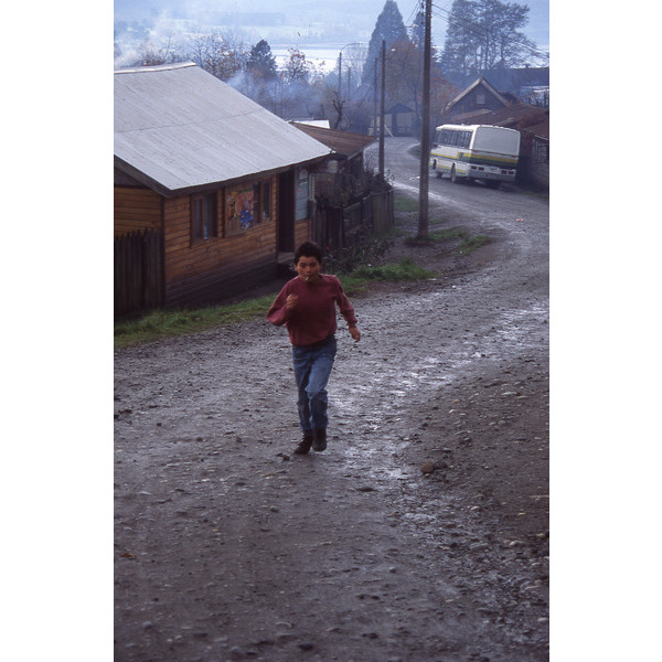 Niño corriendo por la población Lolquellén