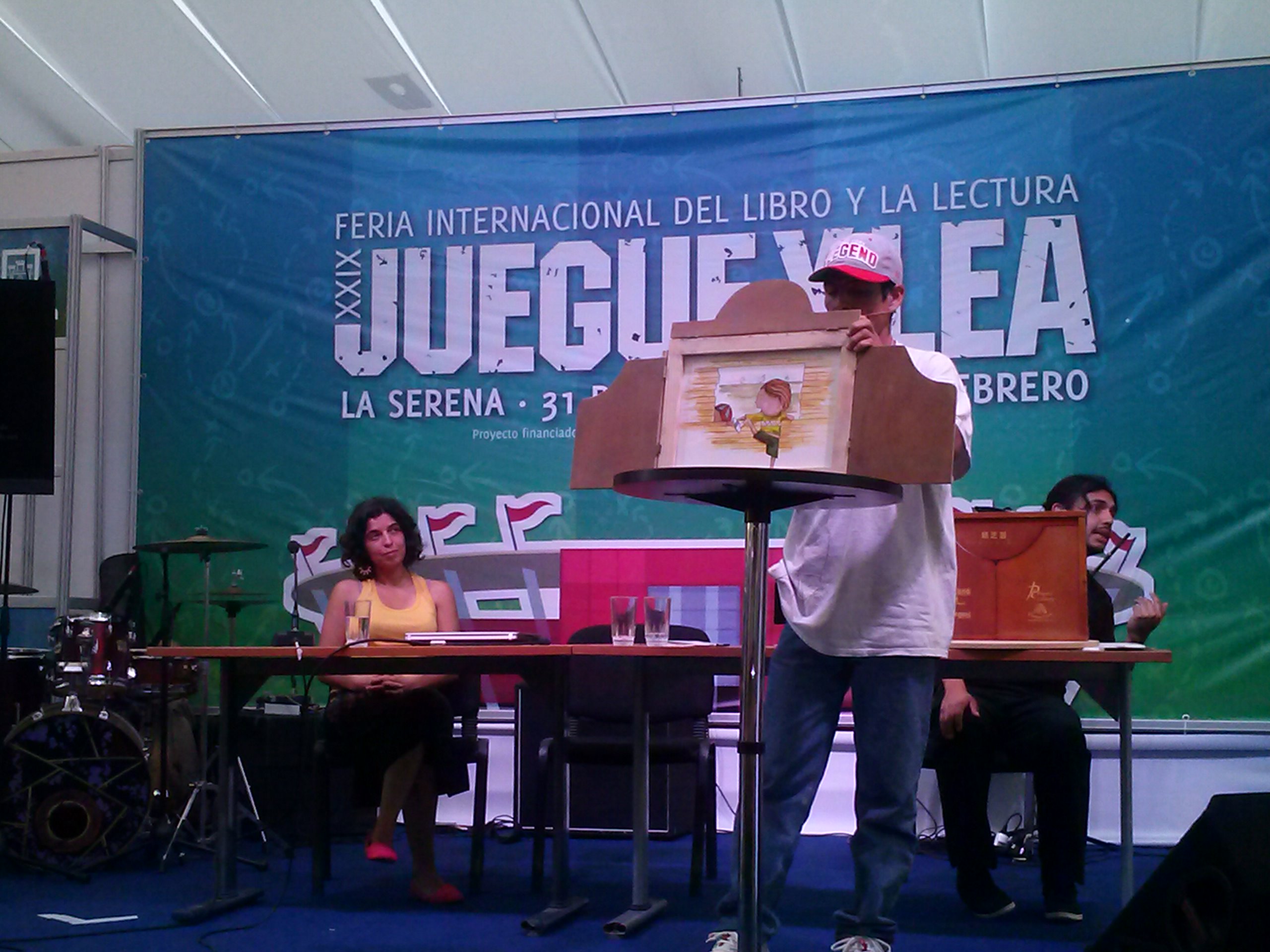 Narración de un cuento en formato kamishibai en la Feria del Libro de La Serena. Febrero de 2014. Narración de un cuento en formato kamishibai en la Feria del Libro de La Serena. Febrero de 2014.