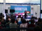 Narracin de un cuento en kamishibai en la Feria del Libro de La Serena. Febrero de 2014.