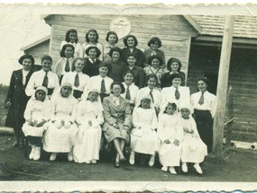 Alumnas de la escuela "Justo Donoso"