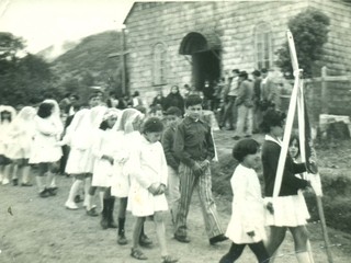 Grupo de niños en su primera comunión