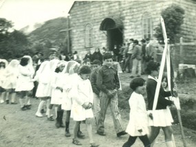 Grupo de niños en su primera comunión