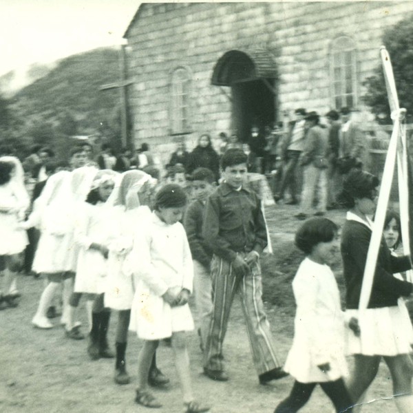 Grupo de niños en su primera comunión