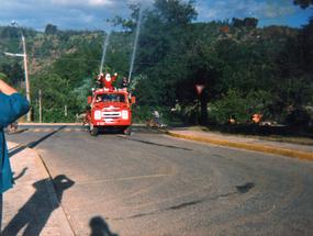 Paseo navideño en carro bomba